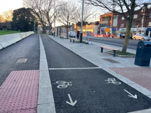 image showing intersecting cycle lane with no stop controls